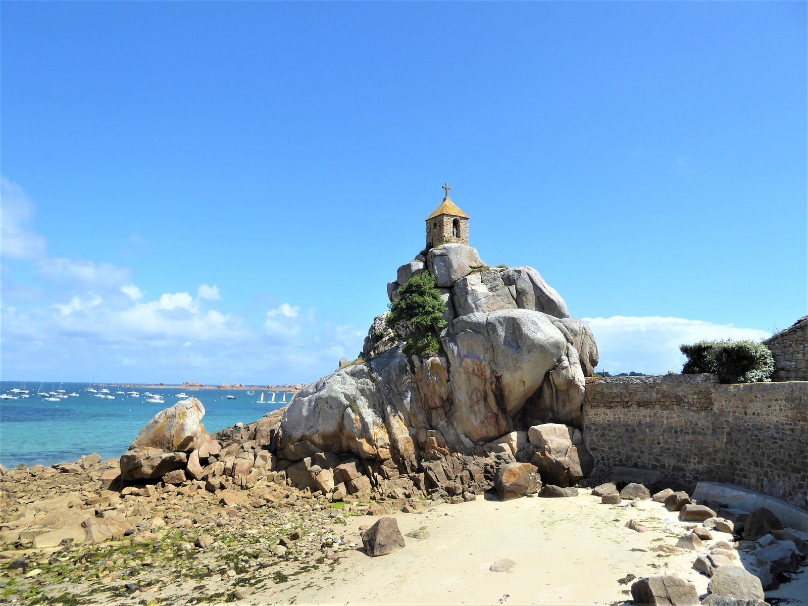 Le rocher de la Sentinelle et son oratoire à Port-Blanc, Penvénan